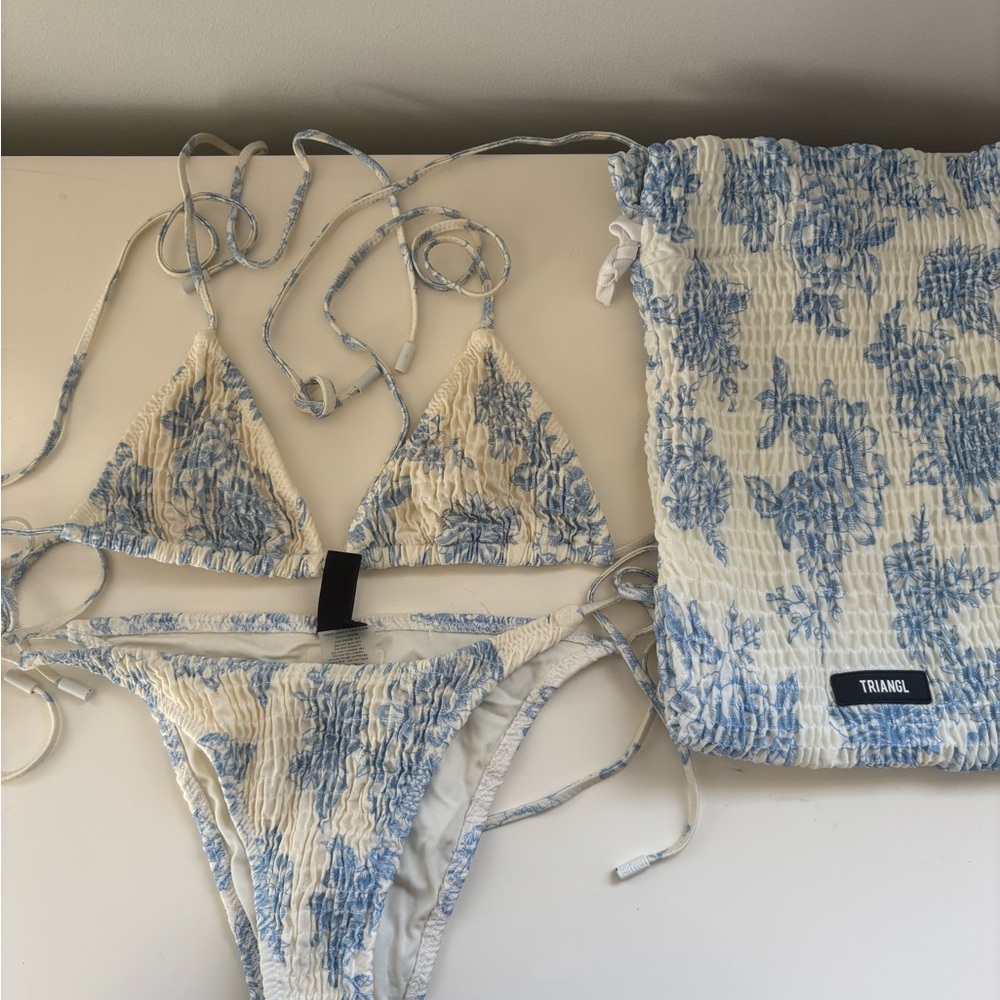 Triangl vinca indigo Swimwear Blue and Cream Floral Bikini set size small